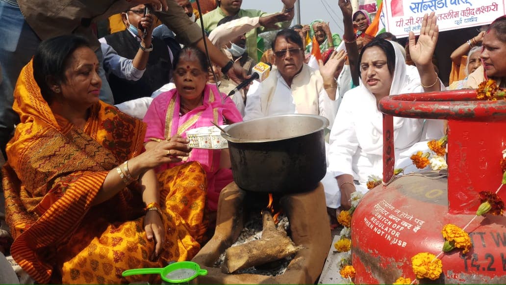 महंगाई डायन के खिलाफ कांग्रेस का अनोखा प्रदर्शन, बीच चौराहे पर चूल्हा रख बनाई चाय