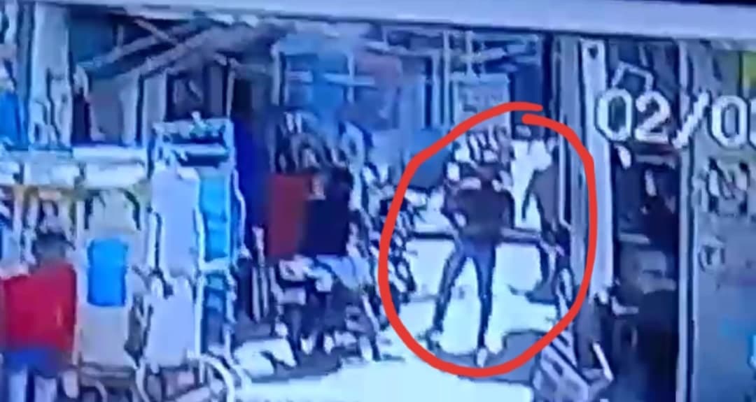 VIDEO: मुरैना में दिनदहाड़े फायरिंग, मोबाईल कवर को लेकर आपस में भिड़े युवक