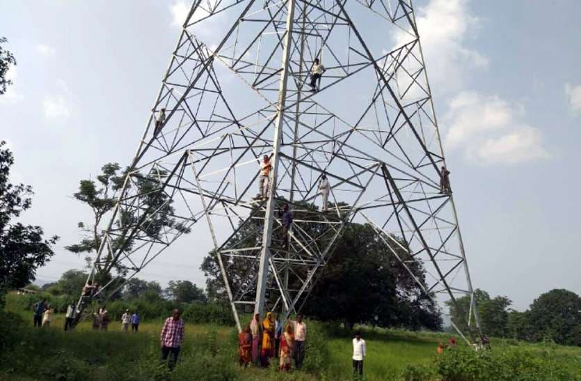 Satna News: मुआवजे की मांग को लेकर हाईटेंशन टावर पर चढ़े किसान, सरकार को दी चेतावनी