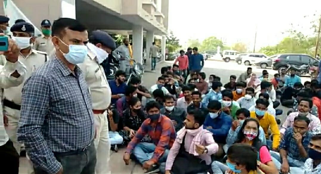 कलेक्ट्रेट का घेराव कर बोले कृषि छात्र, परीक्षा देकर गुनाह किया है तो जेल में डाल दो