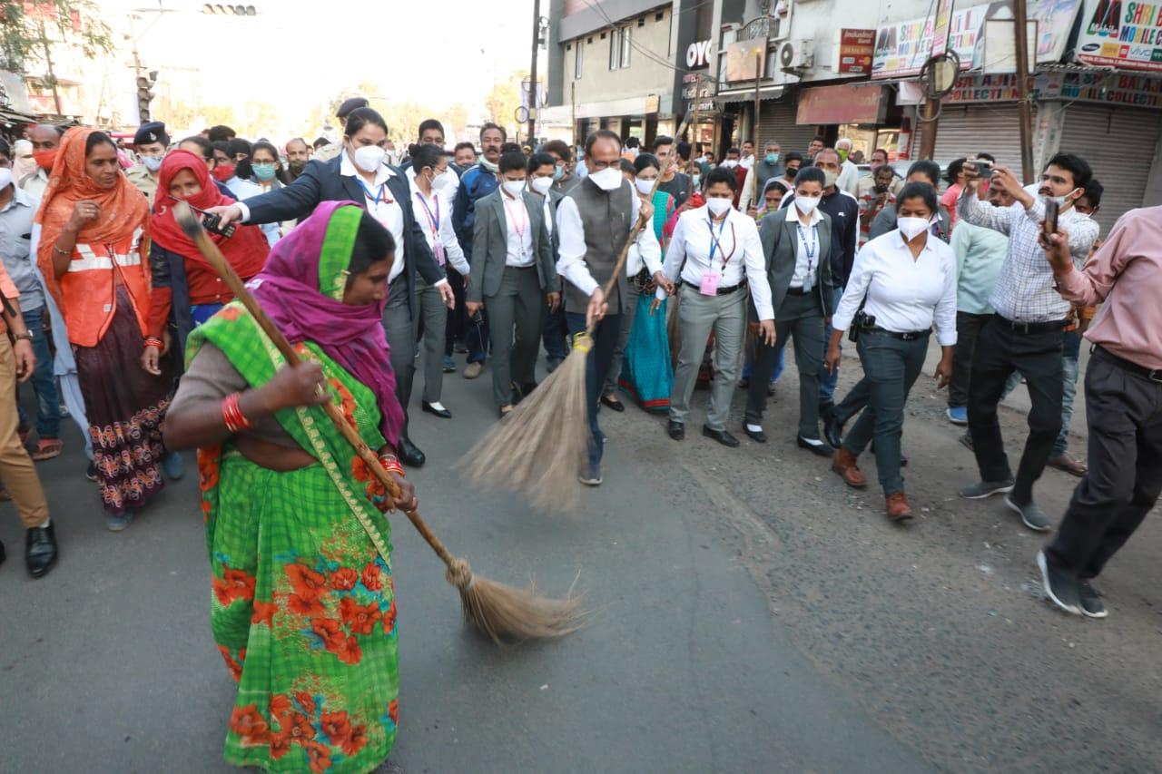 महिला दिवस: शिवराज ने सफाईकर्मियों के साथ चाय पर की चर्चा, लगाई झाड़ू, देखिये वीडियो