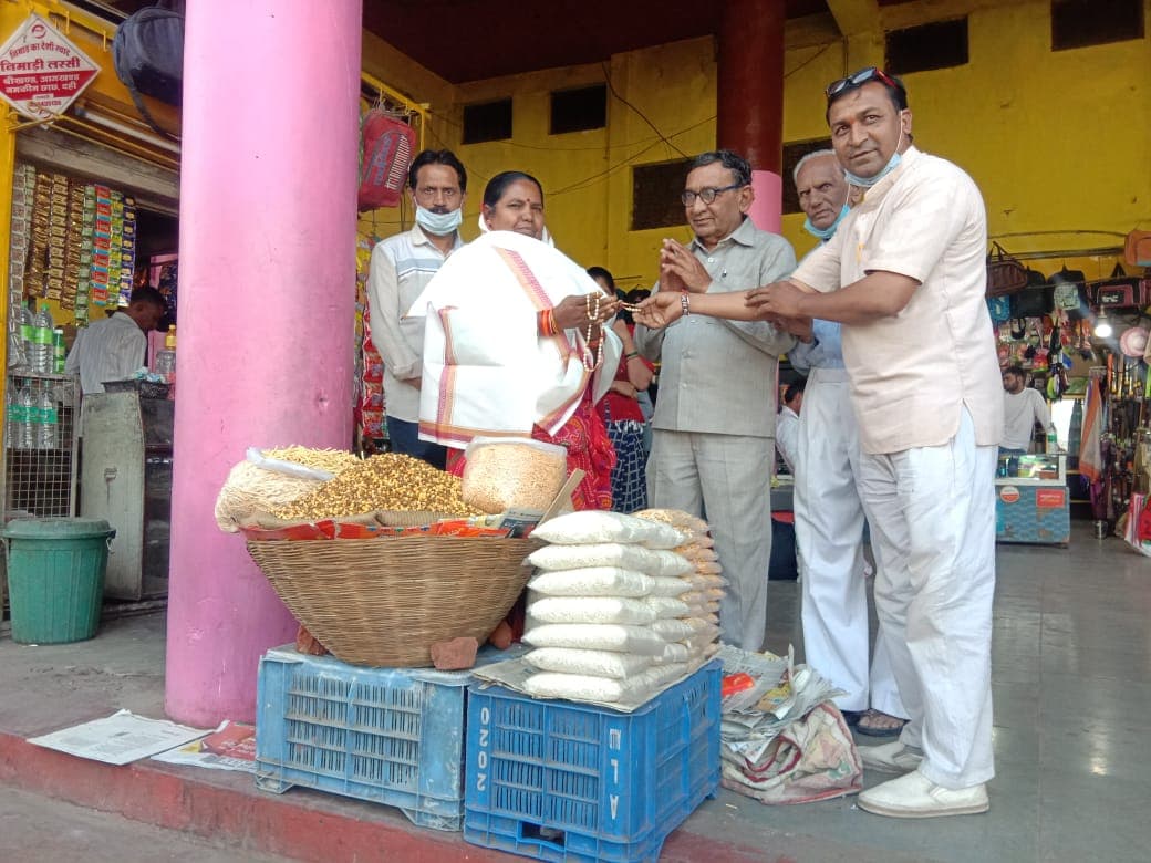 Khandwa News: बस स्टैंड पर चने-मुरमुरे बेचने वाली आशा बाई का किया सम्मान