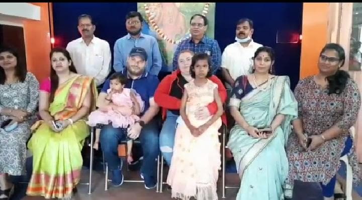 Satna News: यूरोपियन दंपत्ति ने सतना की 2 अनाथ लड़कियों को लिया गोद