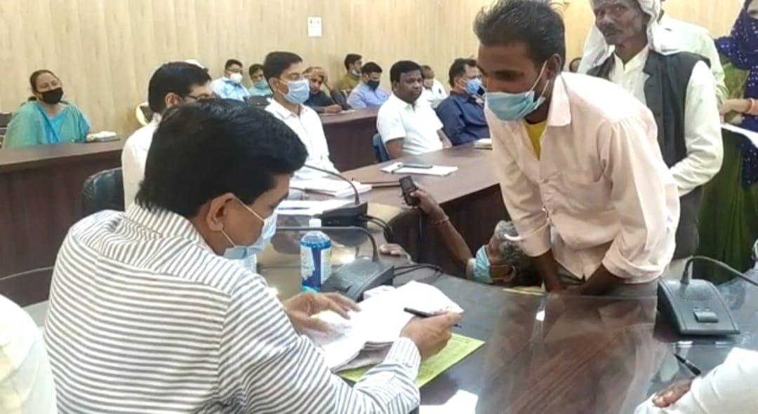 Chhatarpur News: समस्या की जगह भेंट लेकर कलेक्टर के सामने पहुंचा व्यक्ति