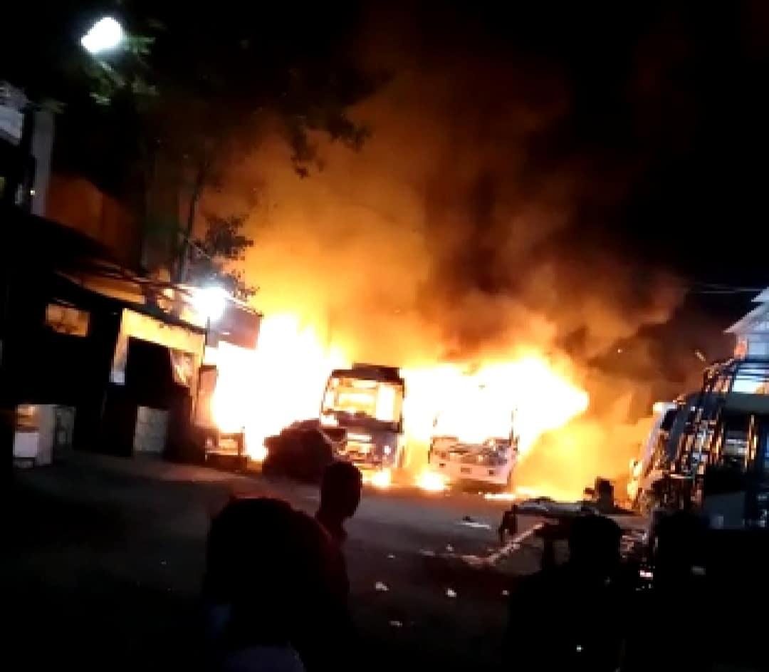 Indore News: बस में लगी भीषण आग, धूं धूं कर जलीं एक के बाद एक पांच बसें