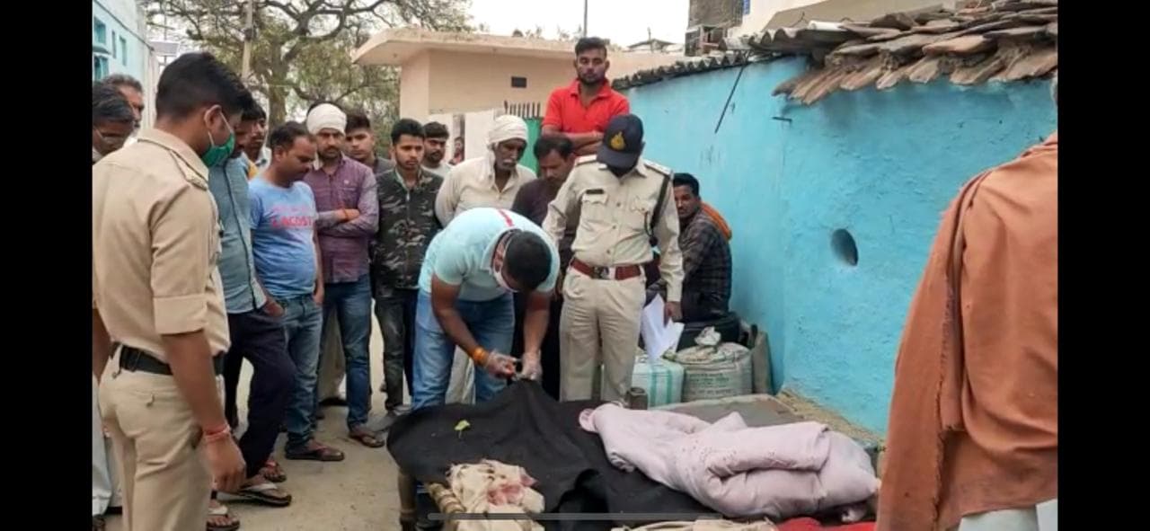 Dabra News: छपरा गाँव के पूर्व सरपंच की सोते वक्त कुल्हाड़ी मारकर हत्या, वजह अनजान