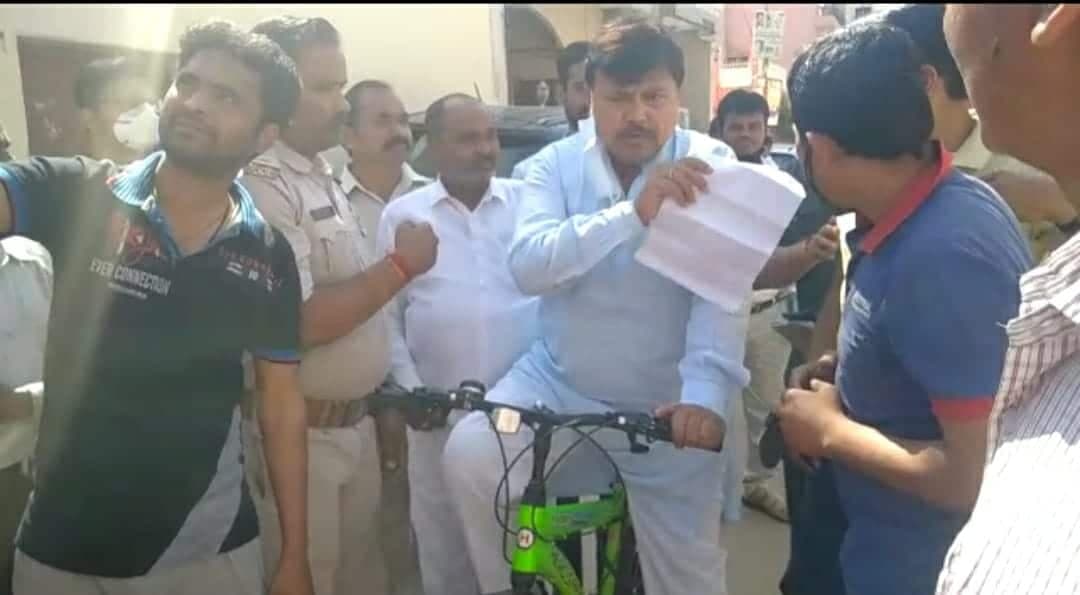 साइकिल पर निकले शिवराज के मंत्री का दौरा चर्चा में, रात बिताएंगे धर्मशाला में