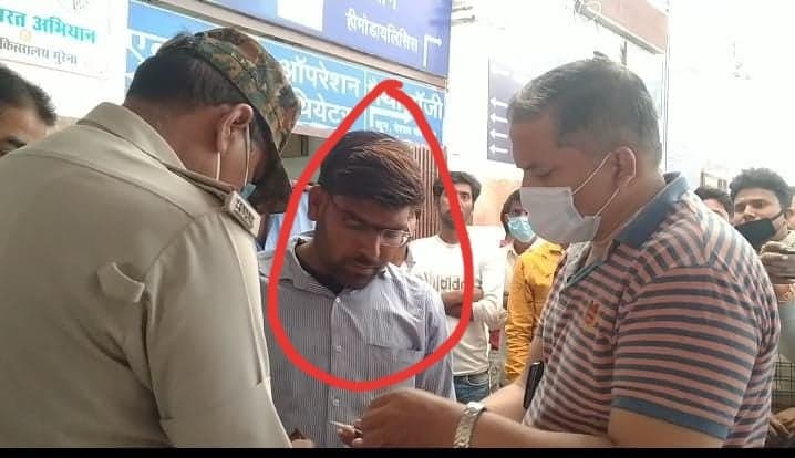 Morena News: जिला अस्पताल में पकड़ा फर्जी डॉक्टर, किया पुलिस के हवाले