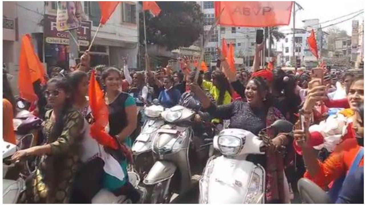 Jabalpur: सड़क पर खुलेआम महिलाओं ने लहराई तलवारें, मूक दर्शक बनी रही पुलिस