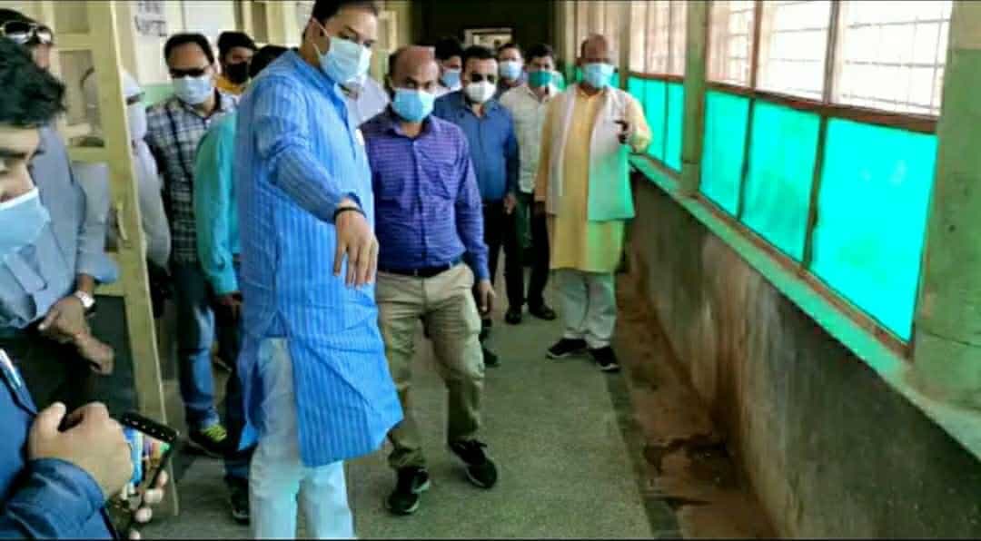 Gwalior : मैनेजर पर भड़के प्रवीण पाठक, बोले- जब पब्लिक पीटेगी तब समझ आएगा