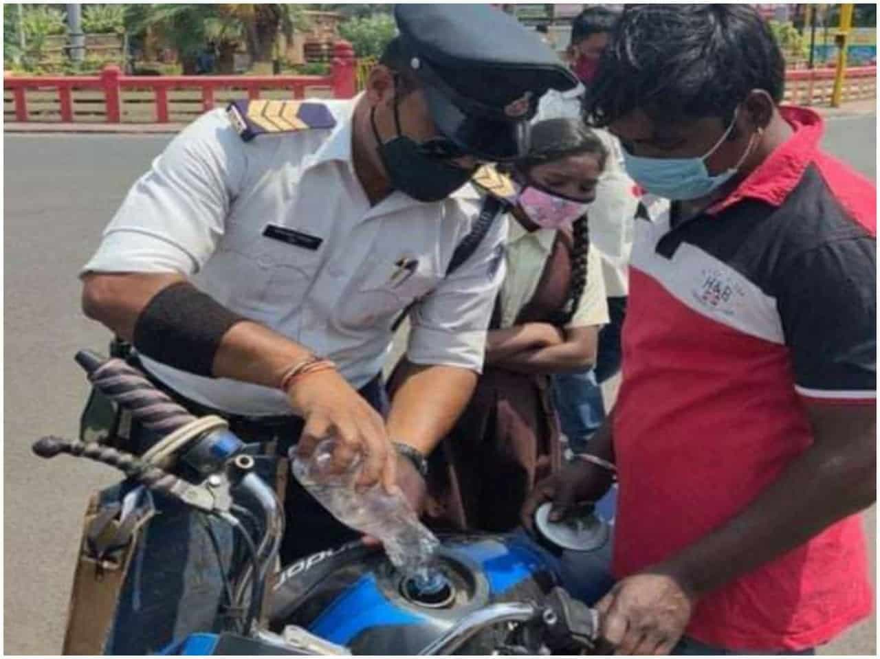 Corona Alert: लॉकडाउन की सख्ती के बीच दिखा MP Police का मानवीय चेहरा