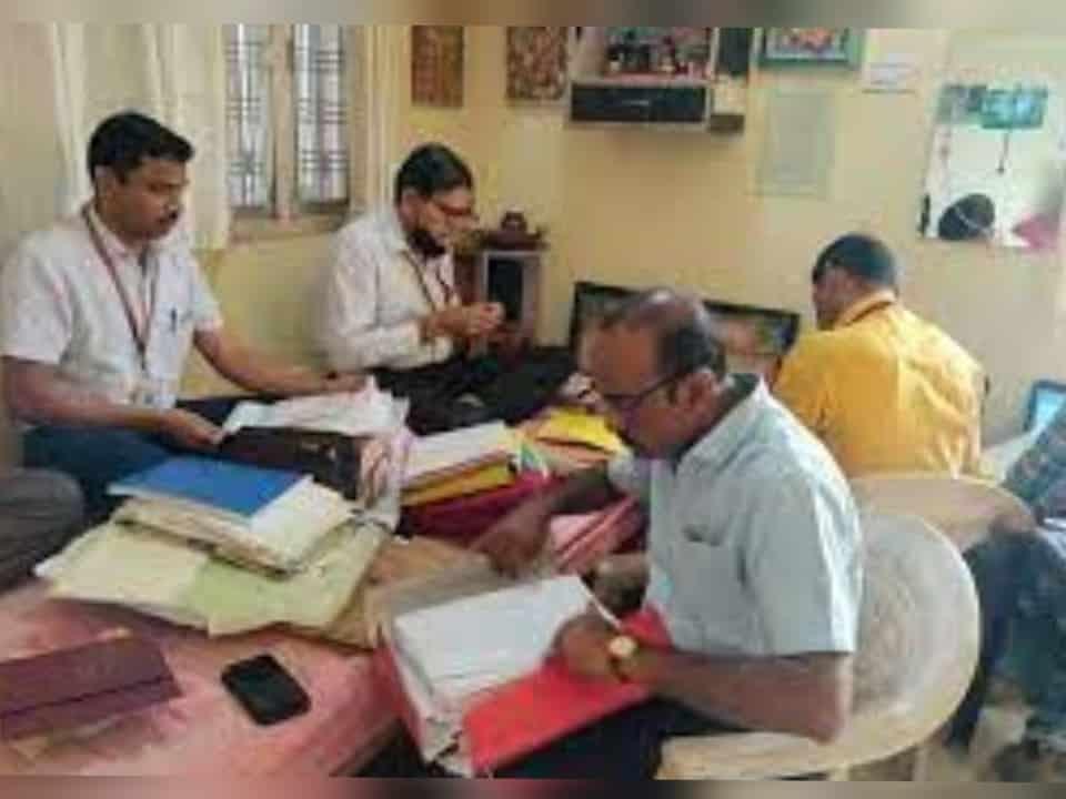 Breaking: आय से अधिक संपति मामले में पटवारी के घर EOW का छापा, कार्रवाई जारी
