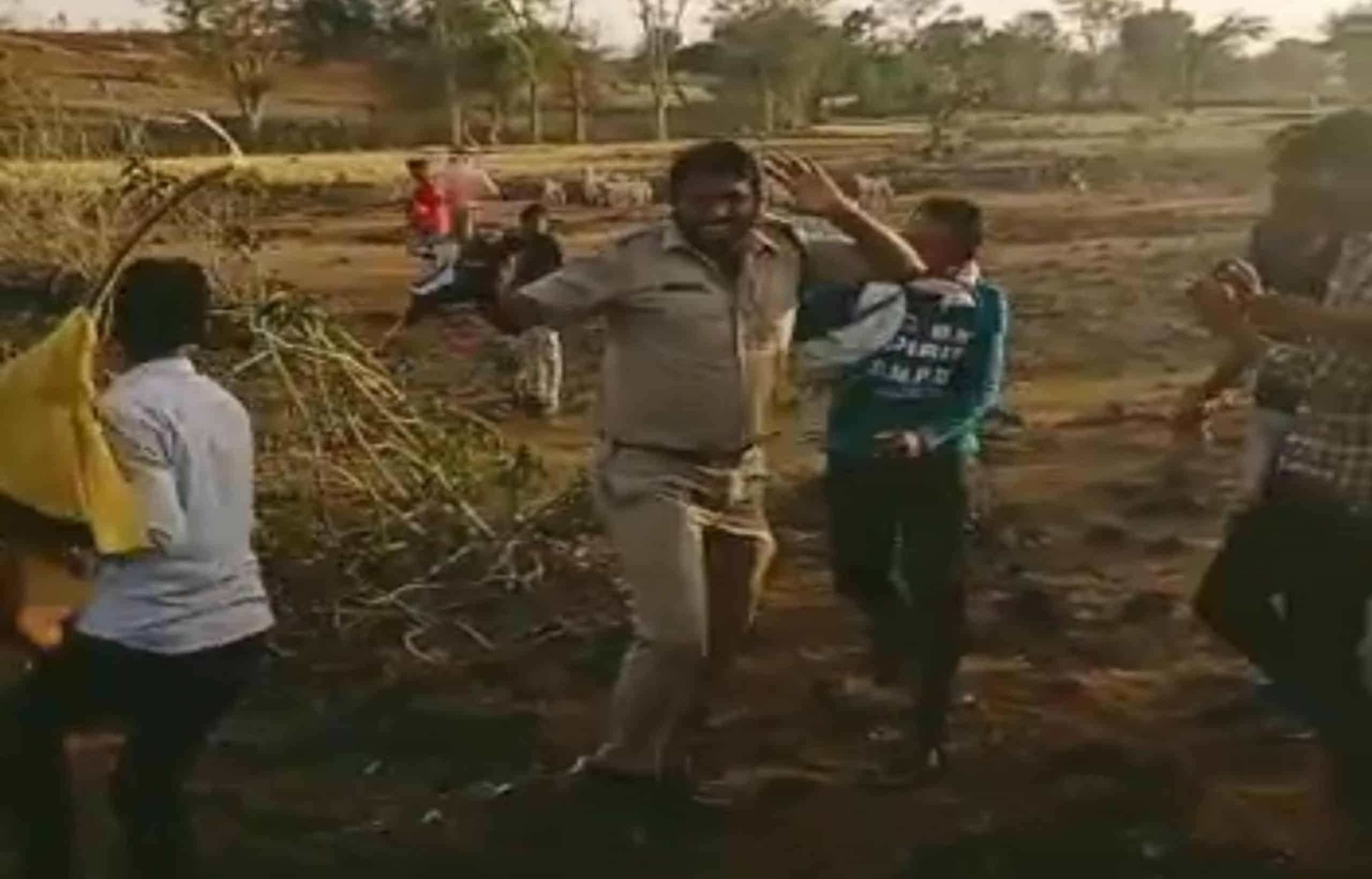 Betul News: समझाइश देने गए पुलिसकर्मियों की पिटाई, Video Viral