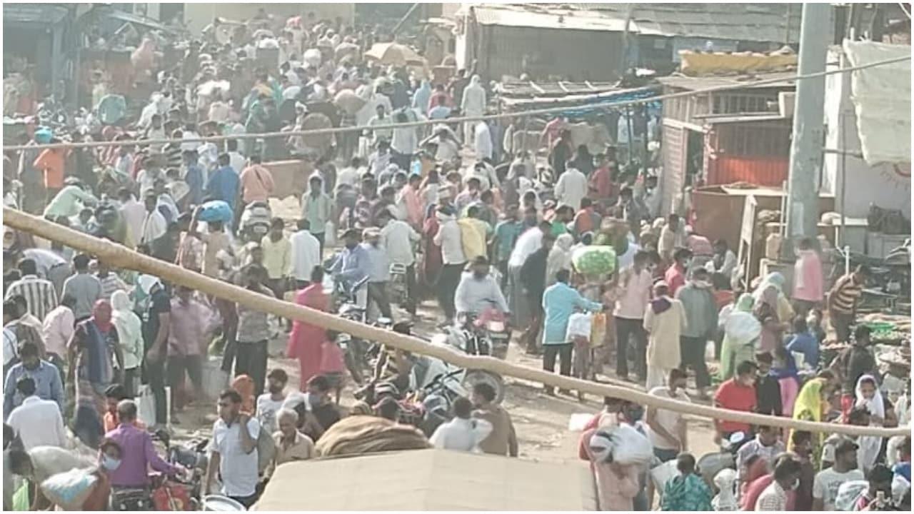 60 घंटे के लॉकडाउन से पहले डरावनी तस्वीरें- सड़कों पर जनसैलाब, नो सोशल डिस्टेंसिंग