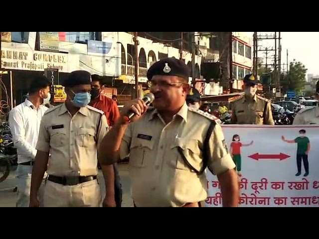पुलिसकर्मी सड़क पर उतरे, गीत गाकर दिया कोरोना से बचाव का संदेश