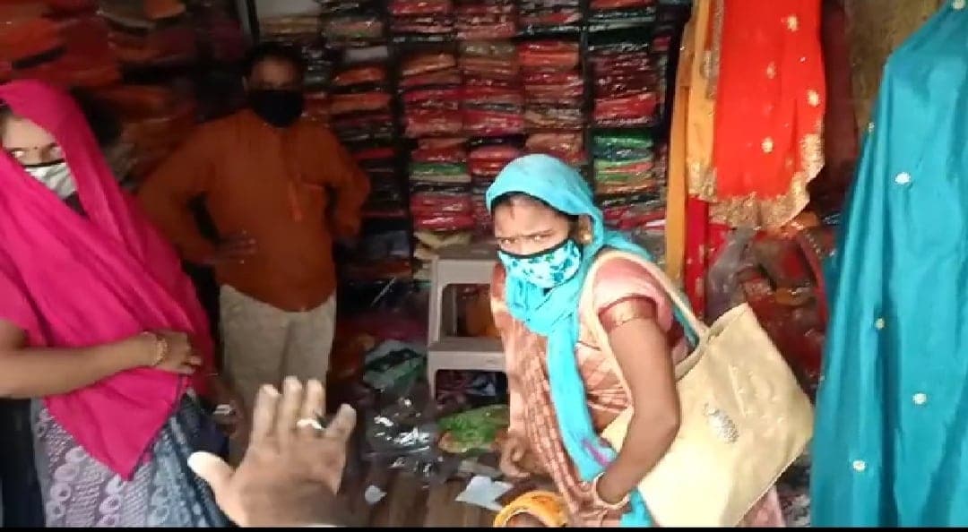खरगोन : व्यापारियों ने की प्रशासन को चकमा देने की कोशिश, नायब तहसीलदार ने की दुकानें सील
