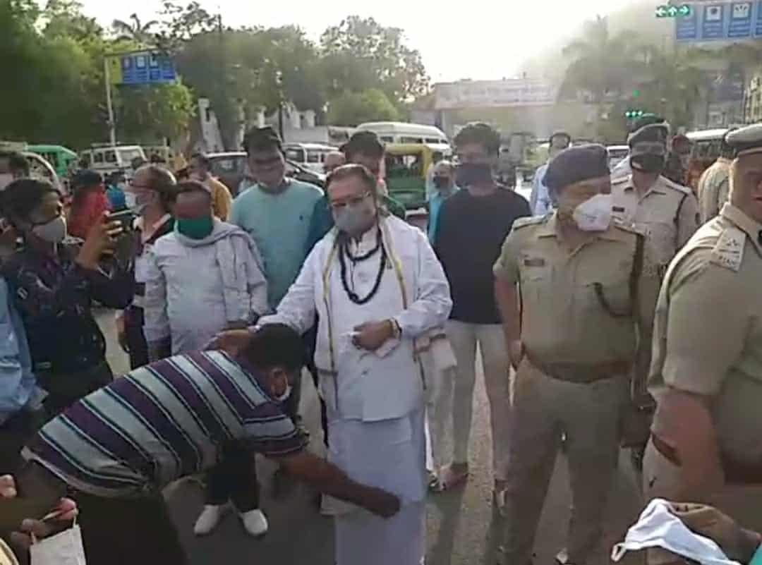 CM Shivraj की अपील का असर, लोगों को मास्क पहनाने सड़क पर उतरे धर्म गुरु