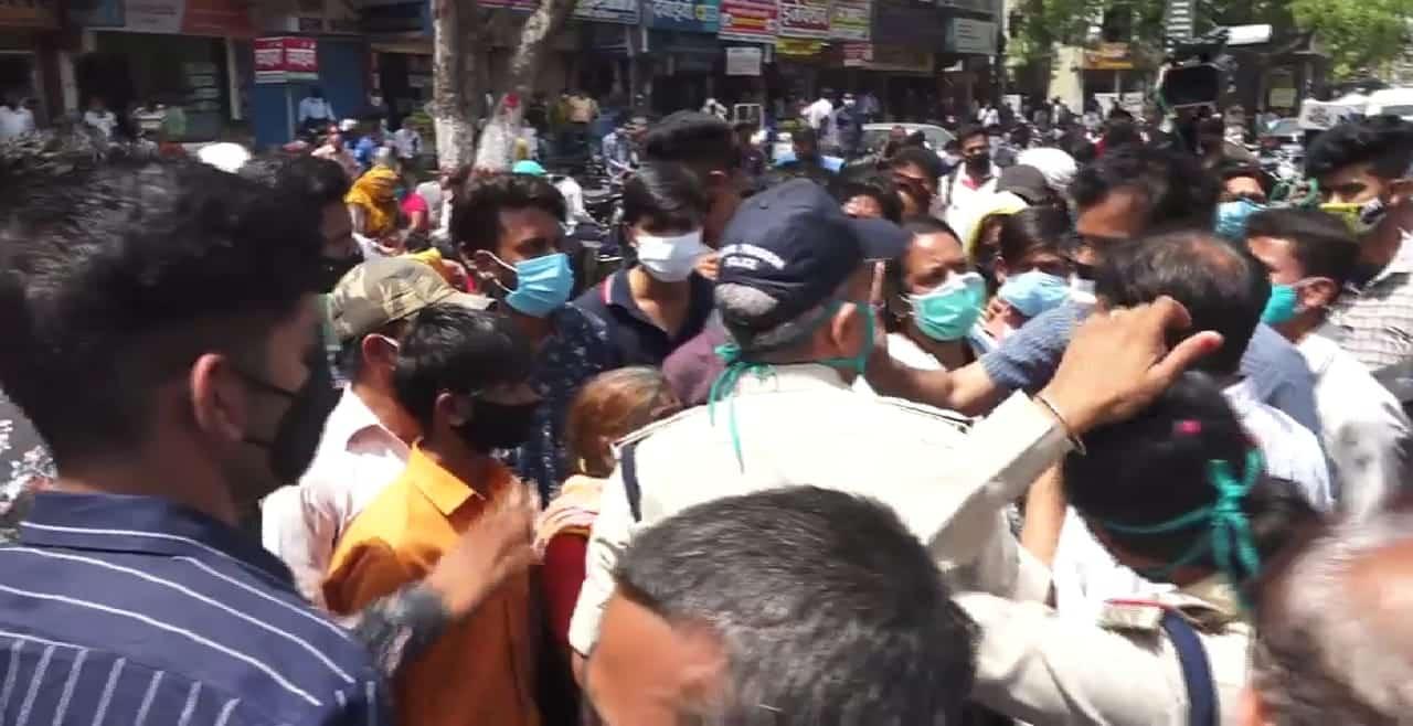 इंदौर में रेमडेसिविर के लिए हाहाकार, सुबह 5 बजे से खड़े लोगों ने किया हंगामा