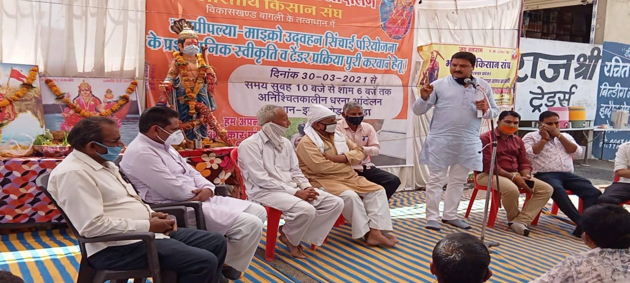 किसानों का आंदोलन जारी, अधिकारियों के बाद पहुँचे बीजेपी विधायक, मंत्री ने कही बड़ी बात