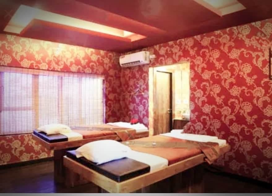 पुलिस ने अवैध मसाज पार्लर पर मारा छापा, वहां मिला अपना ही आला अधिकारी, फिर हुआ ये