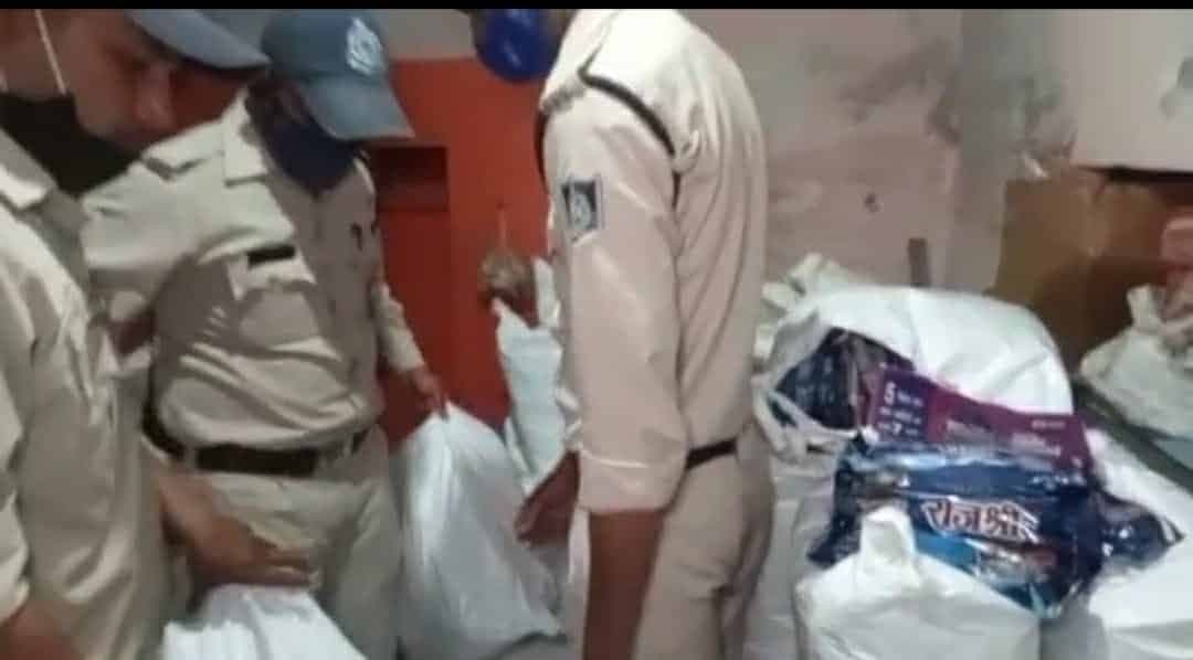 कोरोना कर्फ्यू में चल रही गुटखा फैक्ट्री पकड़ी, लाखों का गुटखा जब्त, कालाबाजारी की आशंका