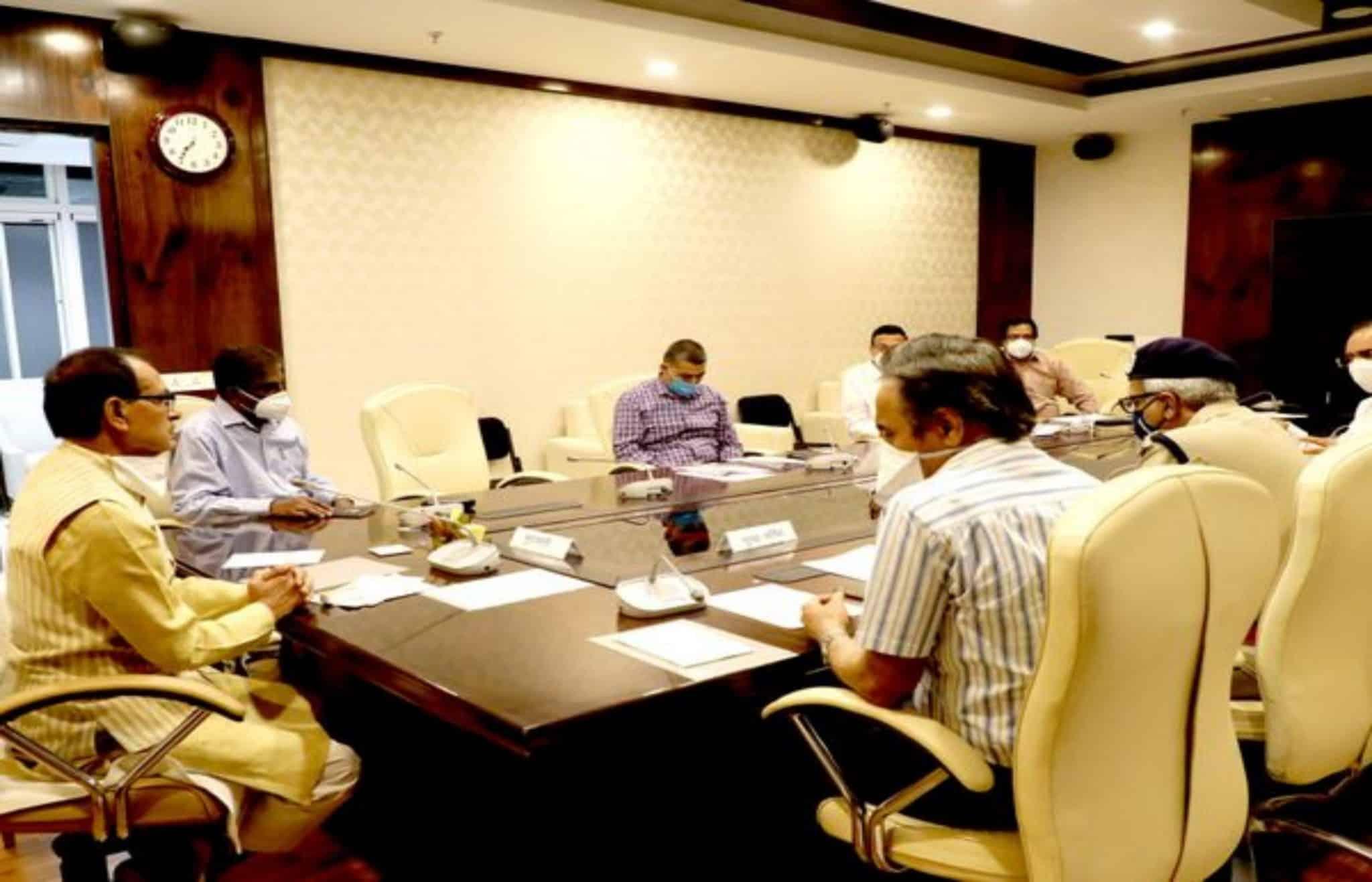 सीएम शिवराज की अफसरों के साथ आपात बैठक, ज्यादा आबादी वाले क्षेत्रों में लॉकडाउन पर विचार