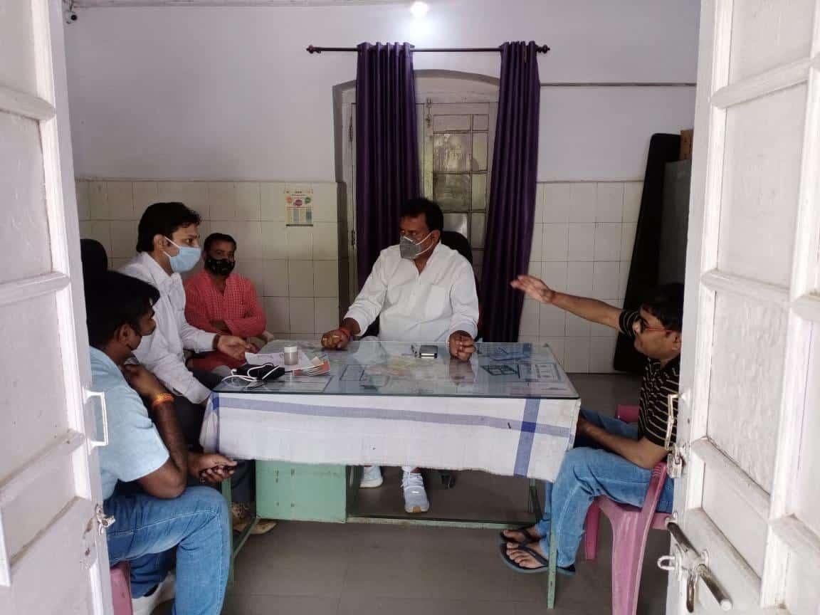 छतरपुर में अस्पताल की व्यवस्थाओं को जांचने पहुंचे विधायक, लोगों से की नियमों का पालन करने की अपील