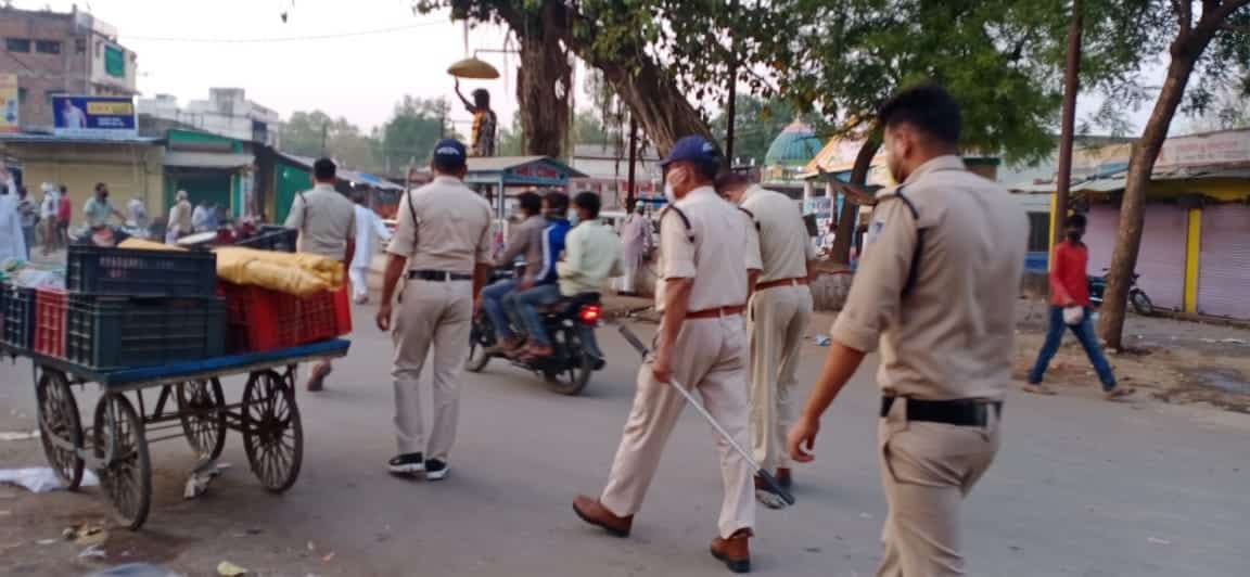 अशोकनगर में लोगों को घरों में रखने के लिए एक बार फिर प्रशासन सड़कों पर