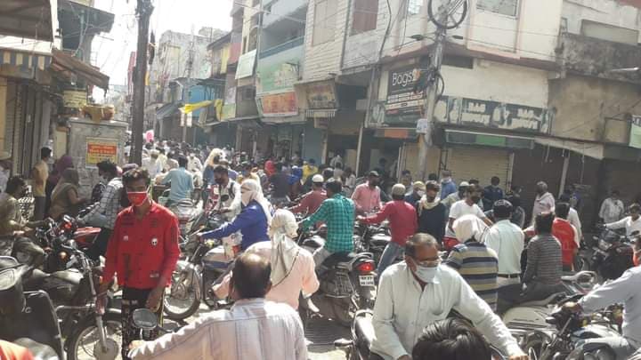 कोरोना काल में किराना दुकानों में लगी भारी भीड़, सोशल डिस्टेन्सिंग की उड़ी धज्जियां