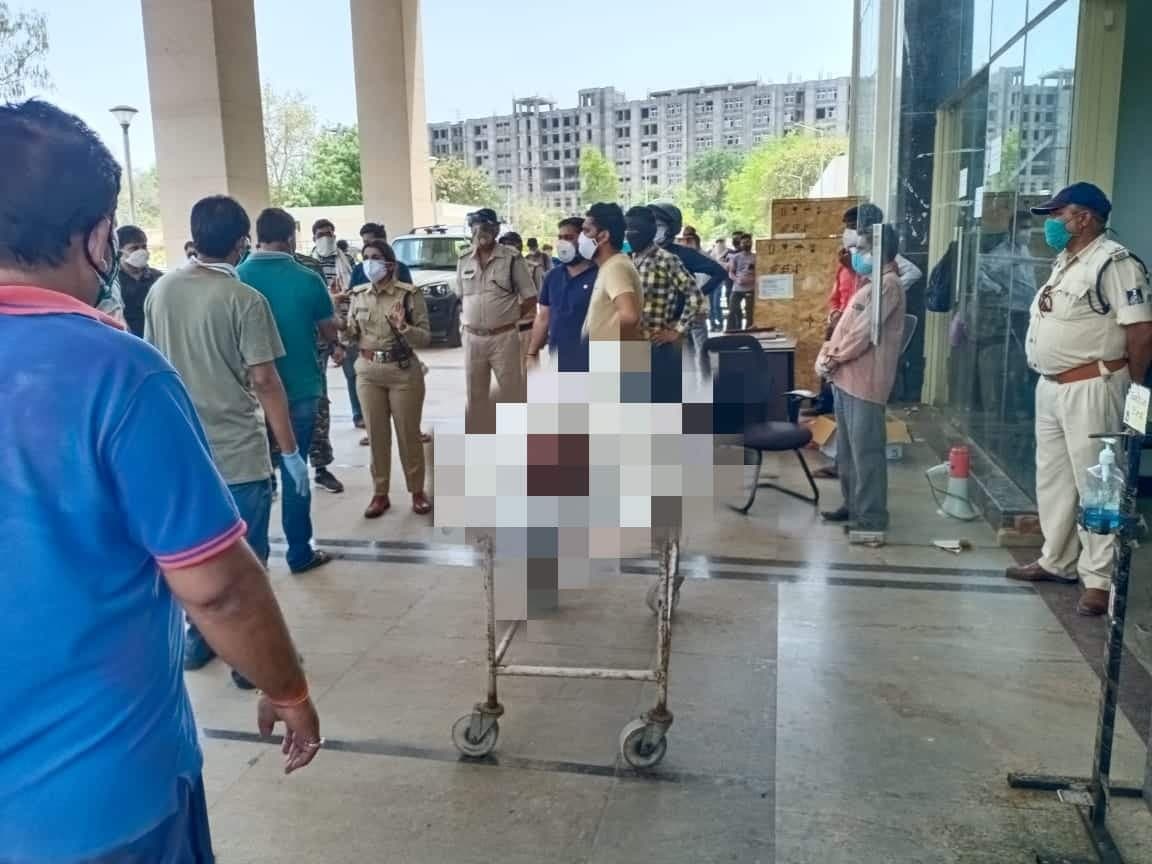 कोरोना पेशेंट की मौत के बाद हंगामा, चेहरे से निकल रहा खून, आँख निकालने का आरोप