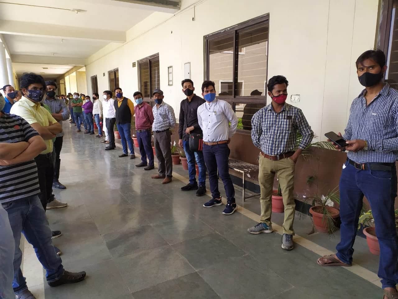 कोचिंग बंद किये जाने का विरोध, सरकार से सवाल क्या दमोह में नहीं है कोरोना?