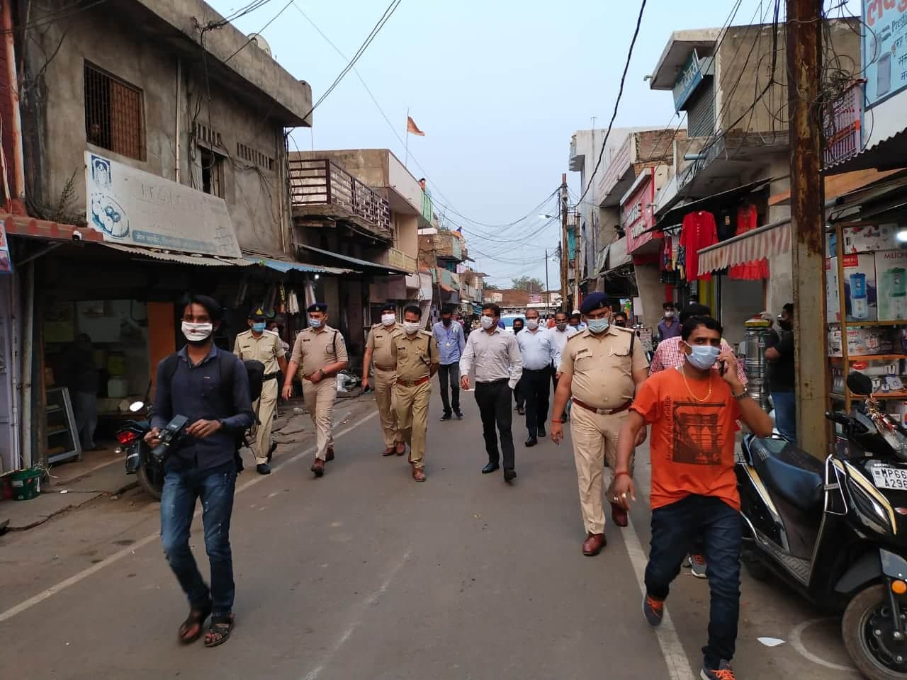 मोरवा में कलेक्टर व एसपी उतरे सड़कों पर, कोरोना नियमों का पालन नहीं करने वालों का काटा चालान