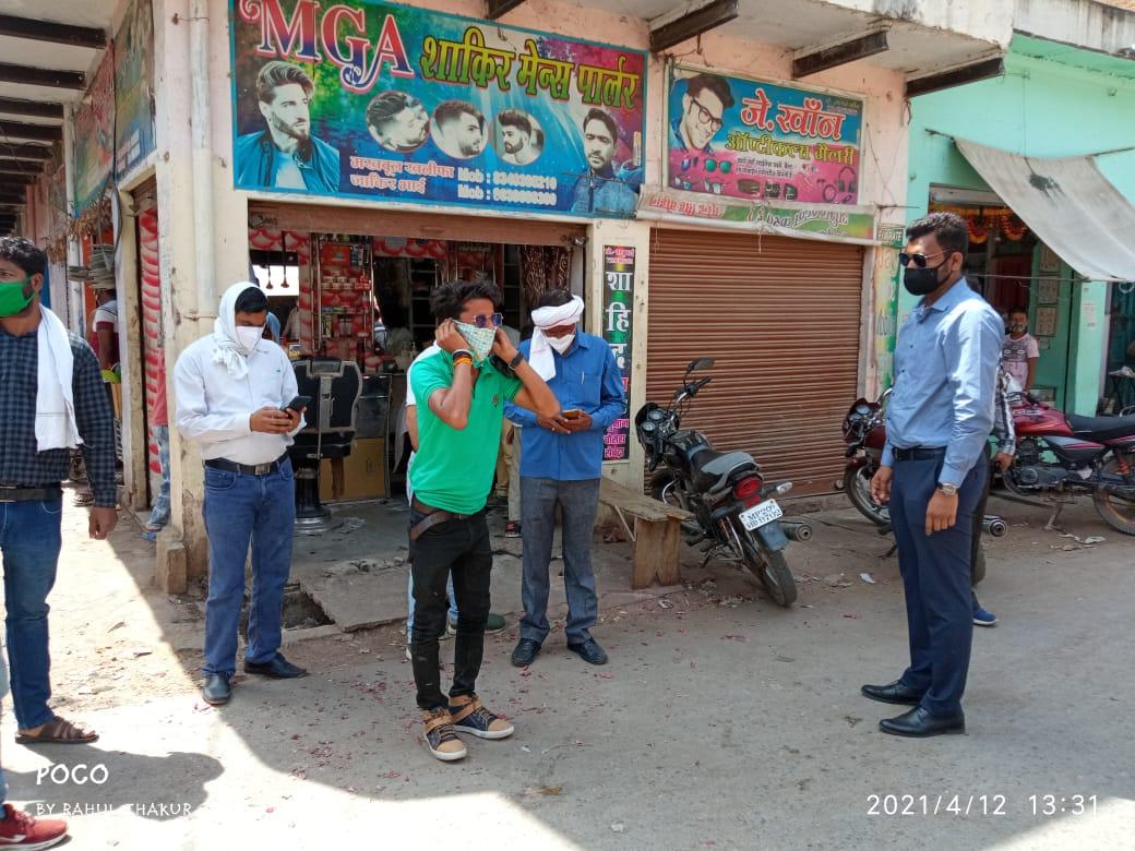 सेवढ़ा : बिना मास्क के घूमते लोगों को एसडीएम ने सिखाया सबक, लगवाई उठक-बैठक