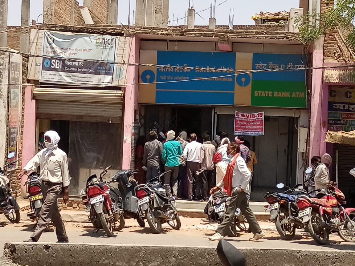शिवपुरी में कोरोना गाइडलाइन्स की अनदेखी, बैंक में उमड़ रही भारी भीड़, सोशल डिस्टेंसिंग तार -तार