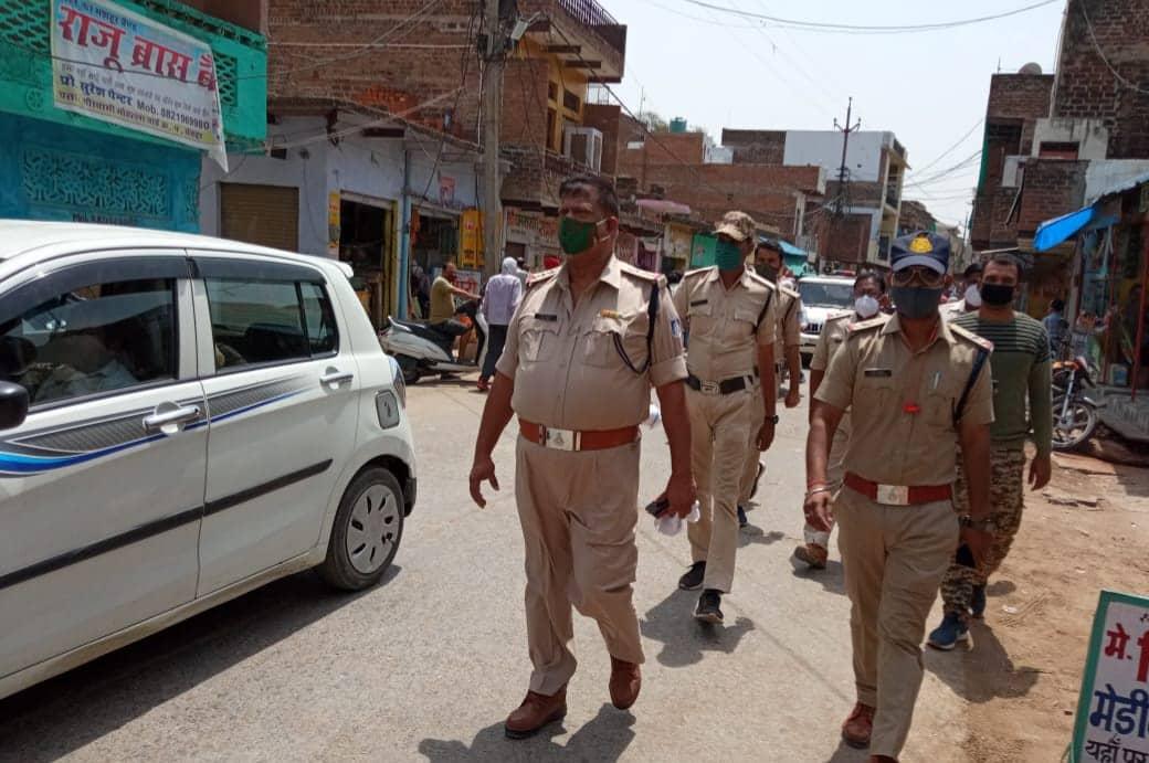 कोविड-19 : लॉकडाउन में पुलिस ने निकाला फ्लैग मार्च, यहां-वहां भागते नजर आए लोग