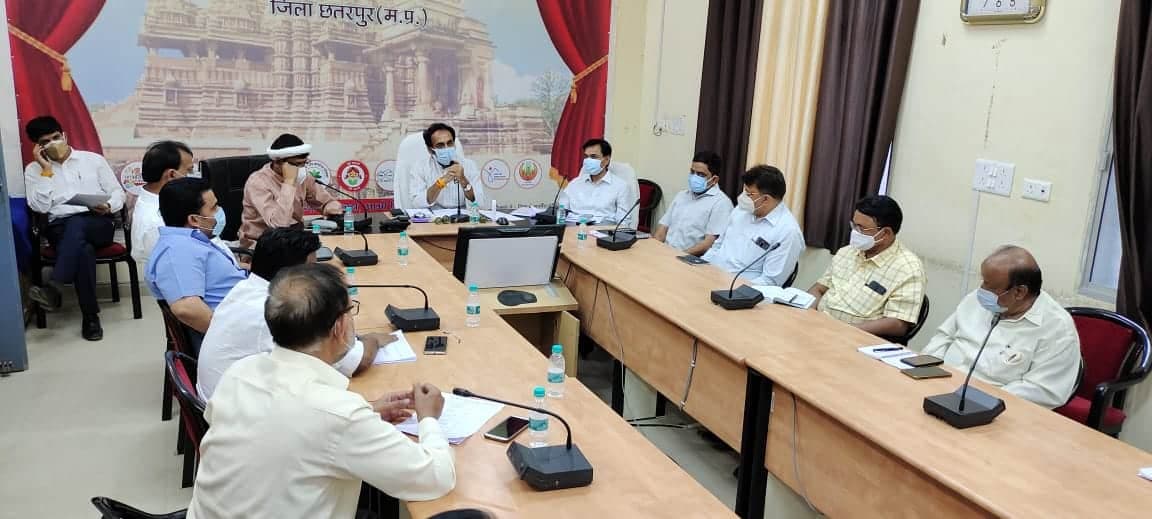 छतरपुर पहुंचे मंत्री बृजेंद्र प्रताप सिंह, क्राइसिस मैनेजमेंट की बैठक में हुए शामिल