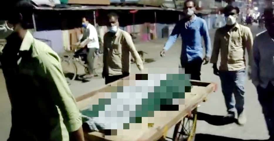 दिल दहलाने वाली तस्वीर, एंबुलेंस नहीं मिली तो ठेले पर ढोकर ले गए मां का शव