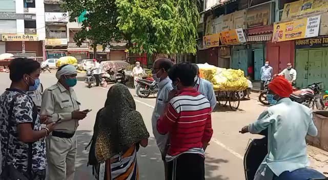VIDEO: लॉकडाउन में रोकना पड़ा महंगा, महिला ने होमगार्ड जवान को जड़ा थप्पड़, की शिकायत