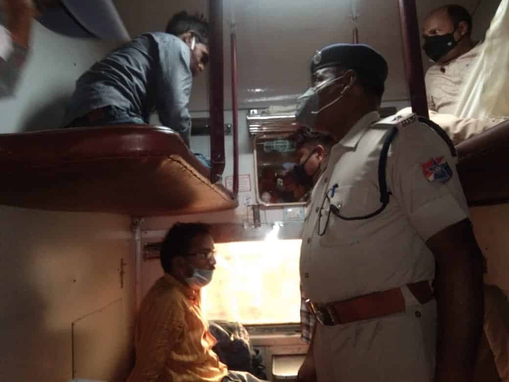 जबलपुर में 10 लाख नगद और डेढ़ लाख का चेक लेकर भाग रहे दो युवकों को पुलिस ने किया गिरफ्तार