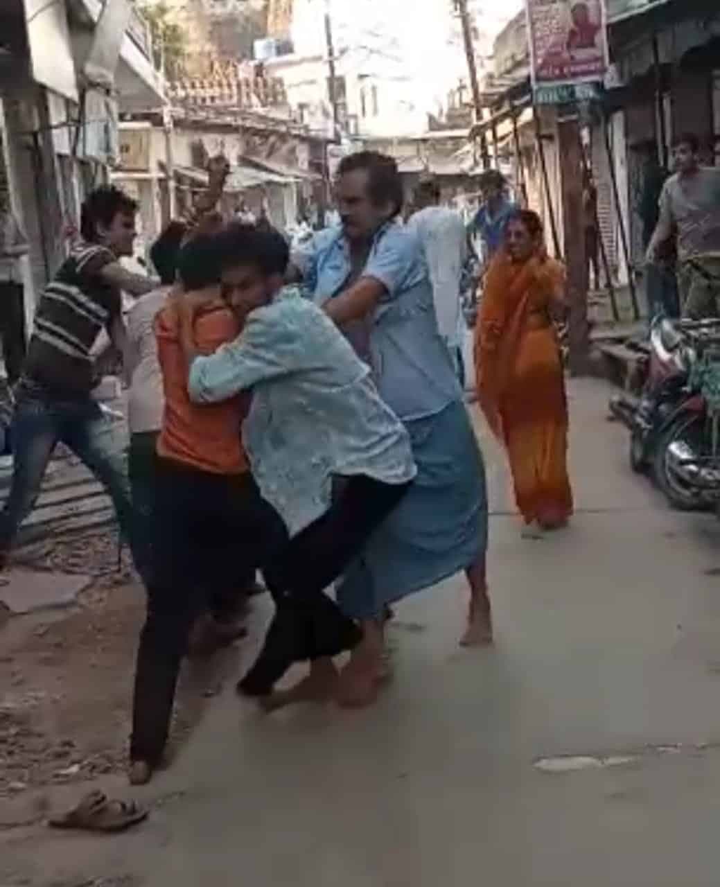 छतरपुर : मामूली विवाद में दो पक्षों के बीच जमकर चले लाठी-डंडे, देखें वीडियो