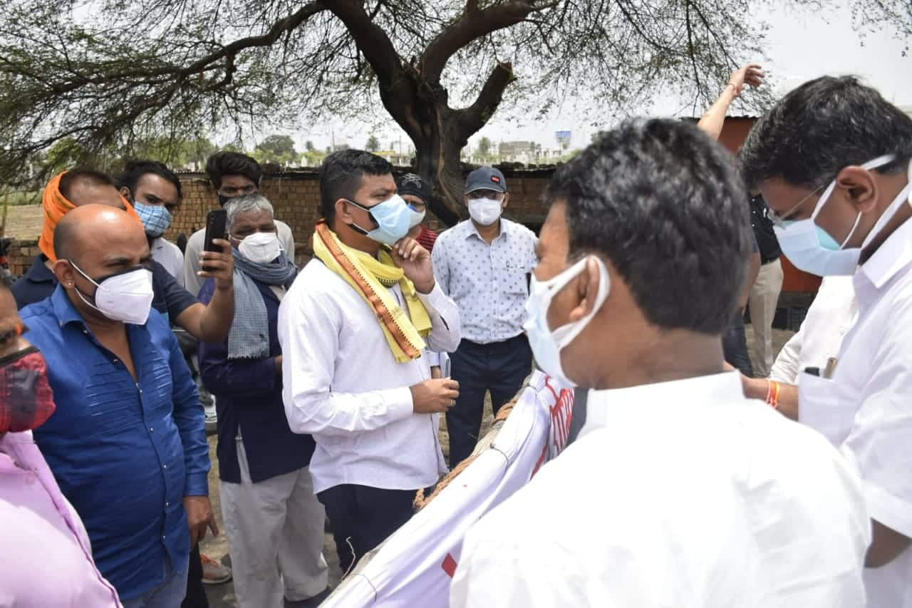 इंदौर के इस गांव में मंत्री तुलसी सिलावट और कलेक्टर मनीष सिंह का रोका गया रास्ता, ये है वजह !