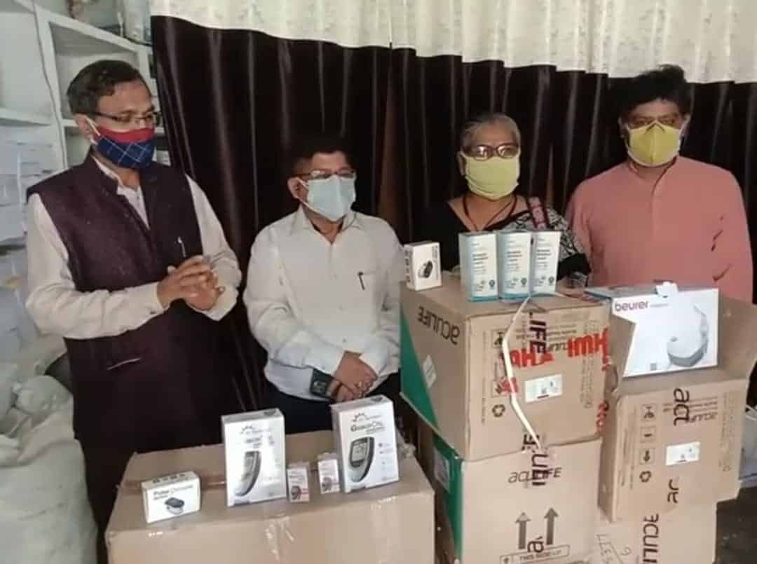 कोरोना में इंजीनियर्स ने बढ़ाये मदद के हाथ, प्रशासन को दिए एक लाख के मेडिकल उपकरण, दवा