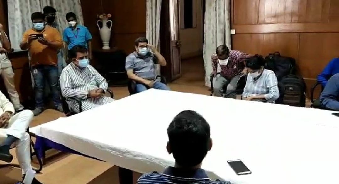 इंदौर: हड़ताली डॉक्टरों और प्रशासन के बीच समन्वय स्थापित कराने के प्रयास , प्रभारी मंत्री ले रहे बैठक