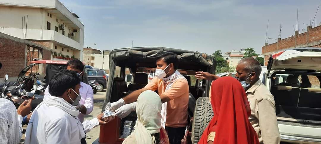 कोरोना काल में मरीजों के मसीहा बने प्रवीण सिंह चौहान, गमी के बावजूद भोजन वितरण का कार्य जारी