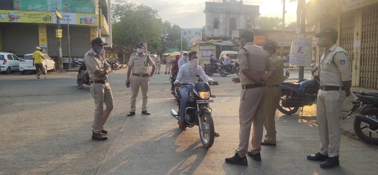 खरगोन : कोरोना कर्फ्यू में पुलिस प्रशासन की भूमिका सराहनीय, सख्ती से कराया जा रहा नियमों का पालन