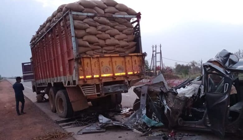 जबलपुर में खड़े ट्रक से टकराई तेज रफ्तार कार, महिला आरक्षक की मौत, दो लोग घायल