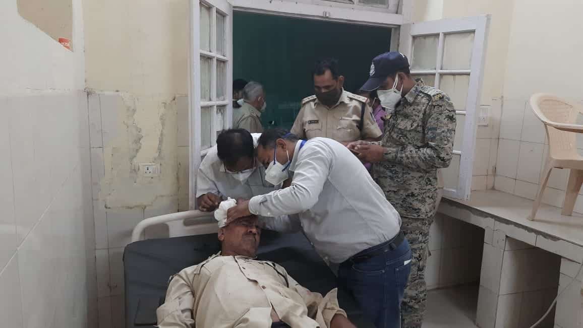 मुरैना में बेख़ौफ़ बदमाश, चोर को पकड़ने गई पुलिस पार्टी पर लाठी डंडों से हमला