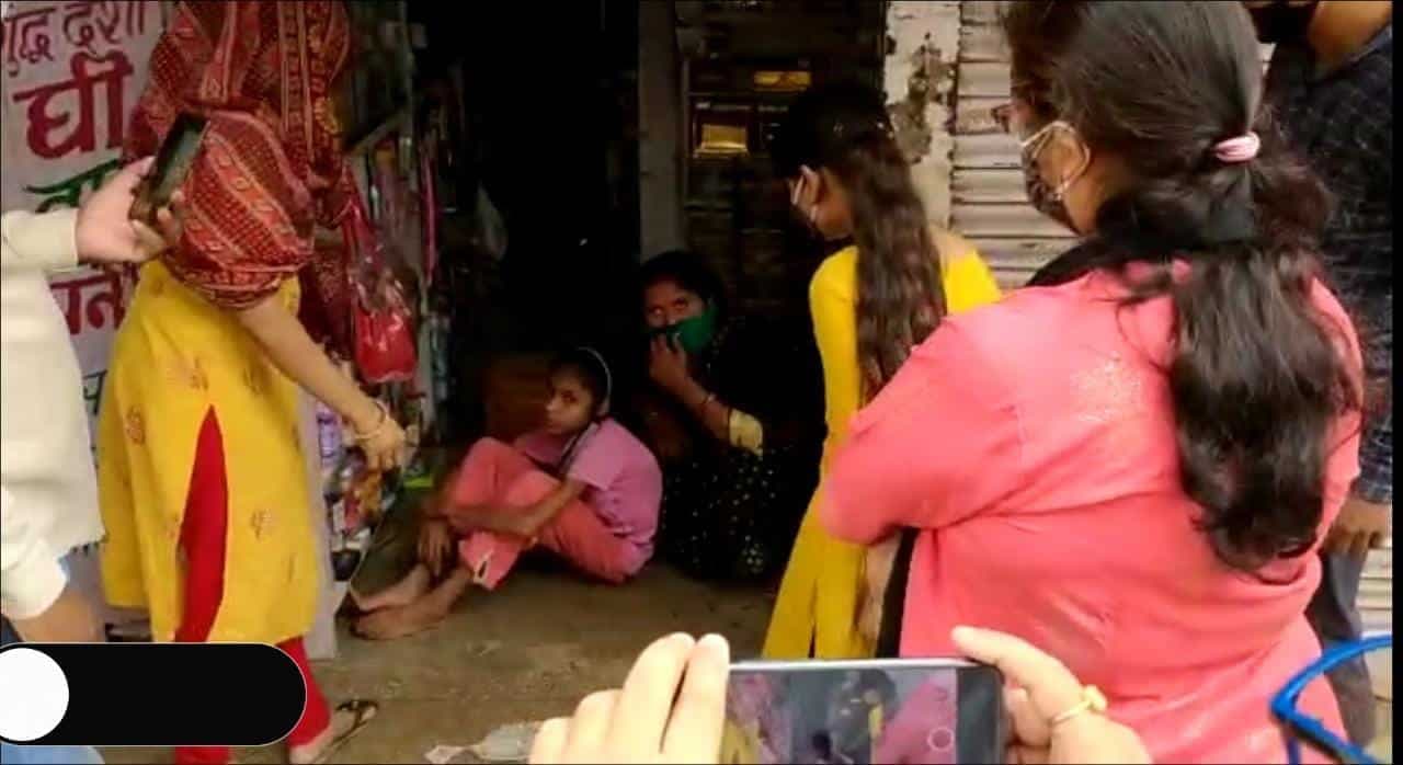 कोरोना कर्फ्यू में ग्राहक को दुकान का शटर खोलकर किया अंदर और फिर हुआ ये