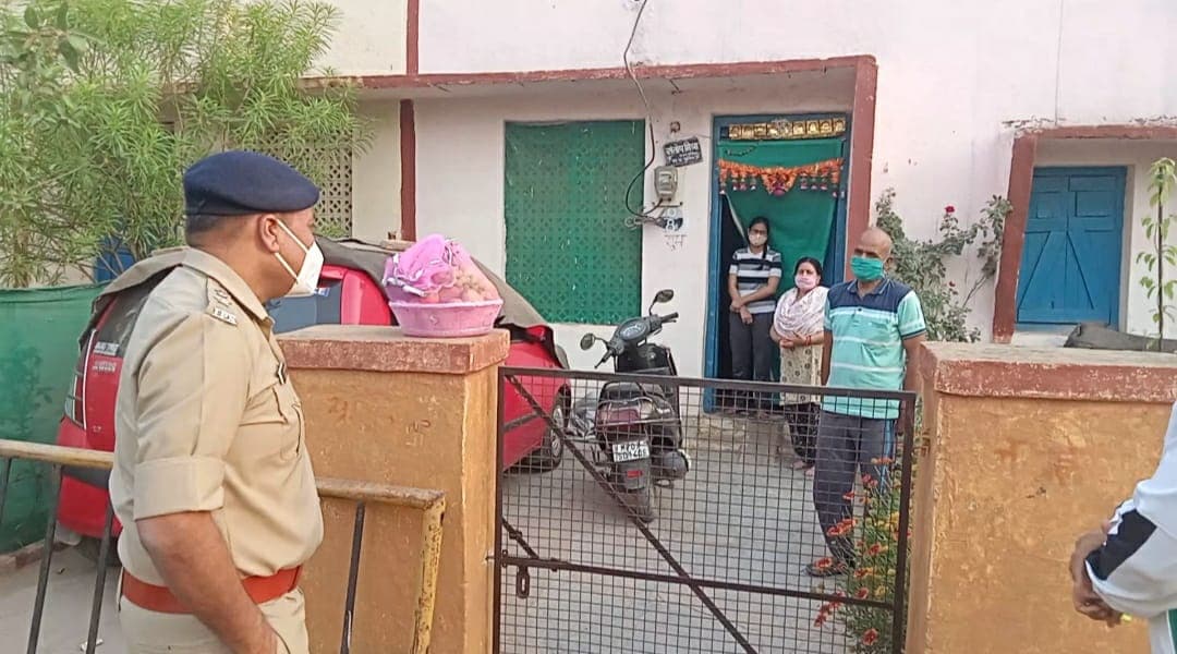 एसपी पहुंचे होम आइसोलेट पुलिसकर्मियों के पास, पूछा – कोई परेशानी तो नहीं