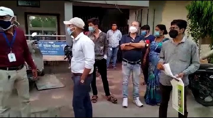 बड़वानी : कोरोना पॉजिटिव डॉक्टर कर रहा था मरीजों का इलाज, पुलिस ने किया क्लीनिक सील